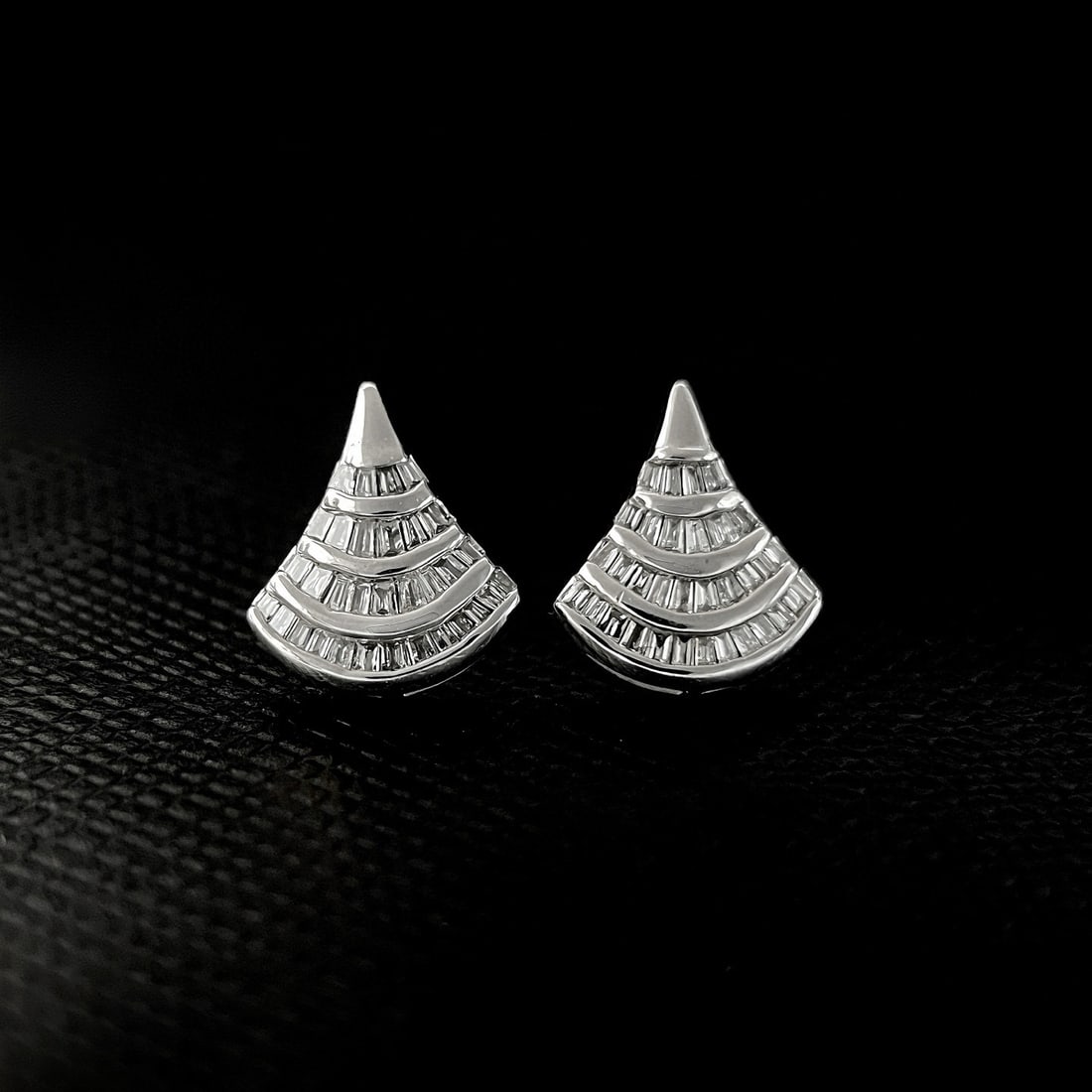 14k Gold 0.42 Ct Natural H Diamond Earrings: Ref:231088174 // gold content:14k gold // main gemstone:diamond // shape:baguette // carat weight:0. 42ct // clarity grade:vs-si // color:h // treatment:natural // High Estimate: 3000Condition: