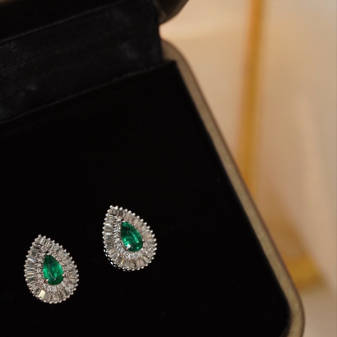 14k Gold 0.82 Ctw Natural Emerald & Diamond Earrings - 5