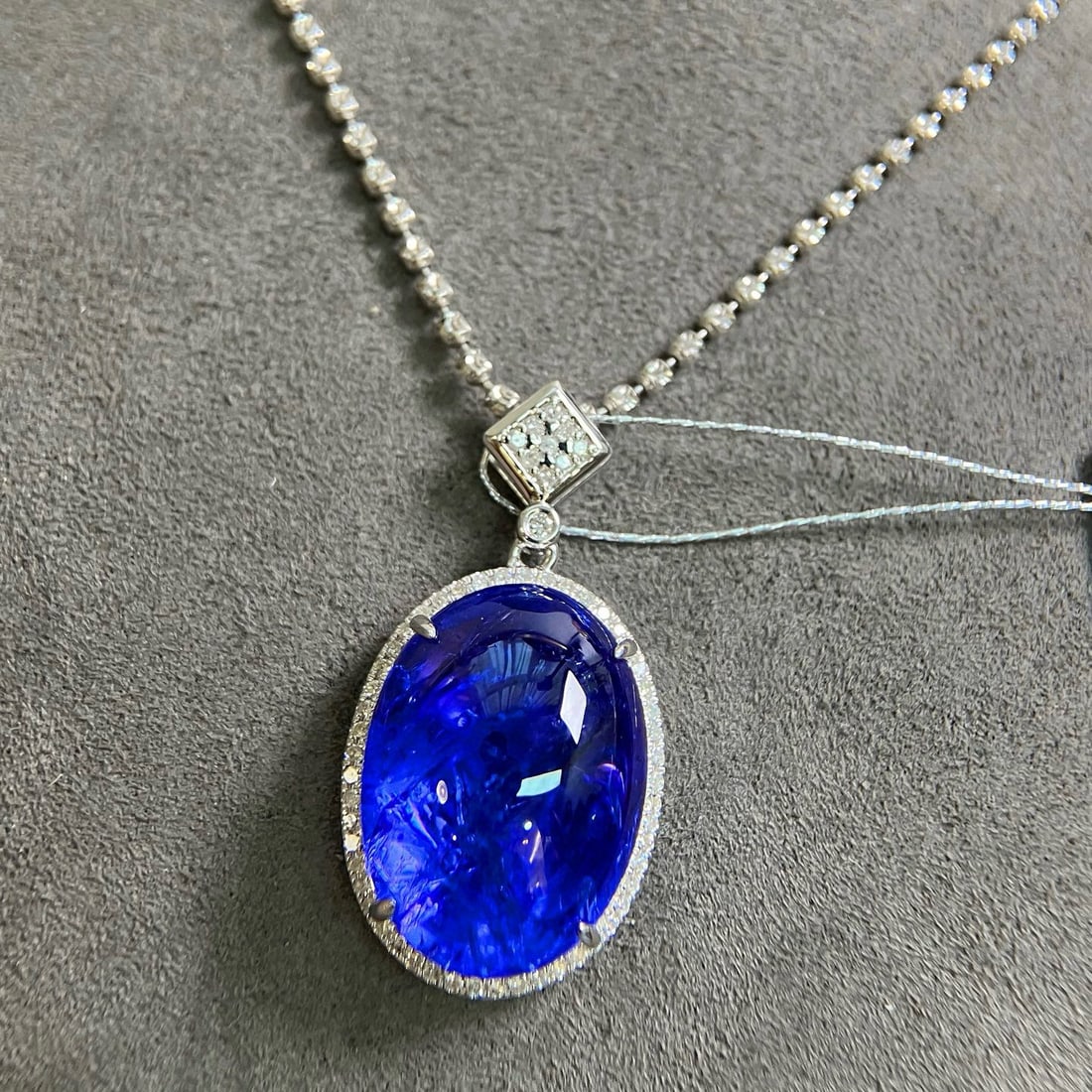 14k Gold 17.47 Ctw Natural Tanzanite & Diamond Pendant( Without Chain ): Ref:231088188 // gold content:14k gold // main gemstone:tanzanite // shape:oval // carat weight:17. 25ct // color:blue // treatment:natural // // adjacent gemstone 2 : diamond // shape:round //