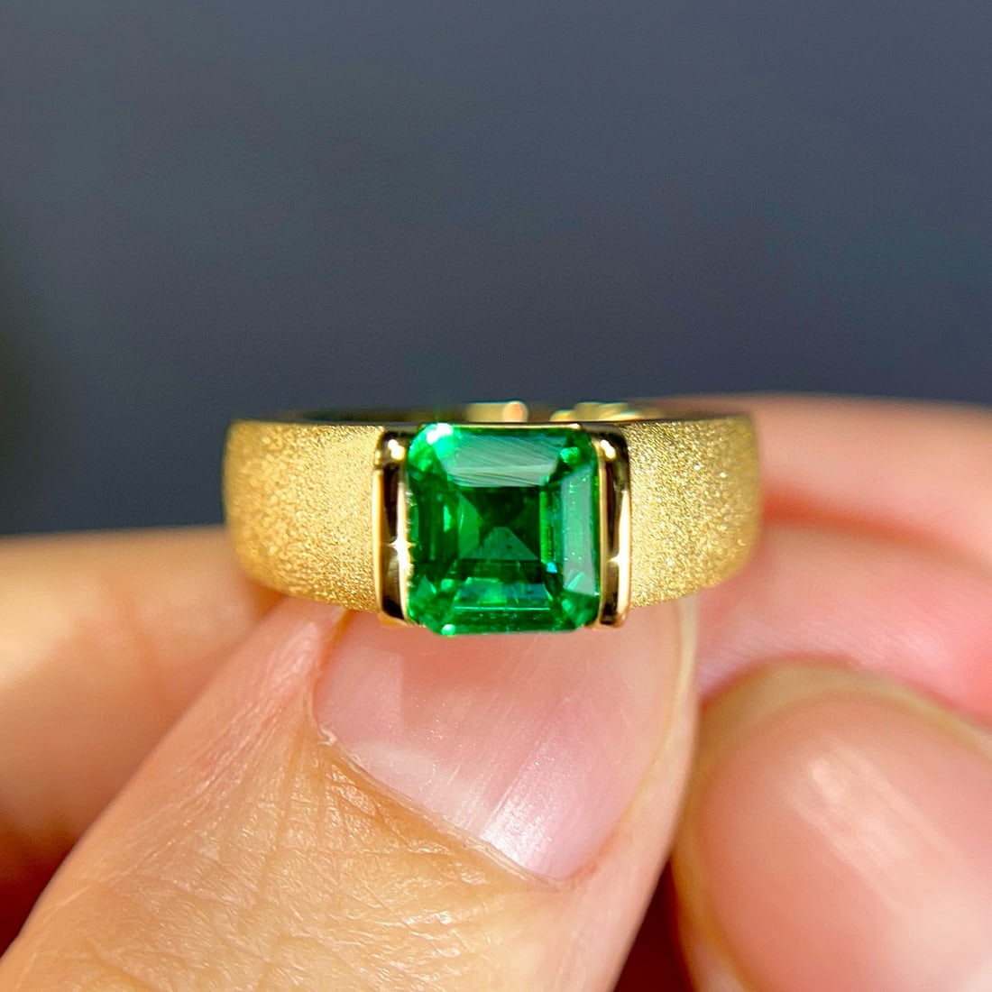 14k Gold 1.65 Ct Vivid Green Natural Emerald Ring: Ref:231088204 // gold content:14k gold // ring size:7. 25us // // main gemstone:emerald // shape:octagonal // carat weight:1. 65ct // color:vivid green // treatment:natural // Low Estimate: 8100 Cond