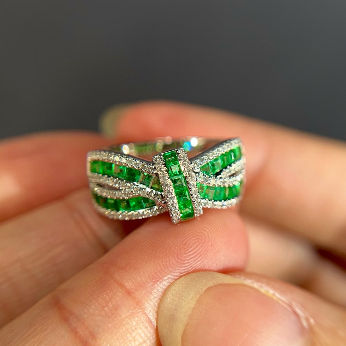 14k Gold 1.40 Ctw Vivid Green Natural Emerald & Diamond Ring: Ref:231088210 // gold content:14k gold // ring size:7. 25us // // main gemstone:emerald // shape:square // carat weight:1. 05ct // color:vivid green // treatment:natural // // adjacent gemstone 2