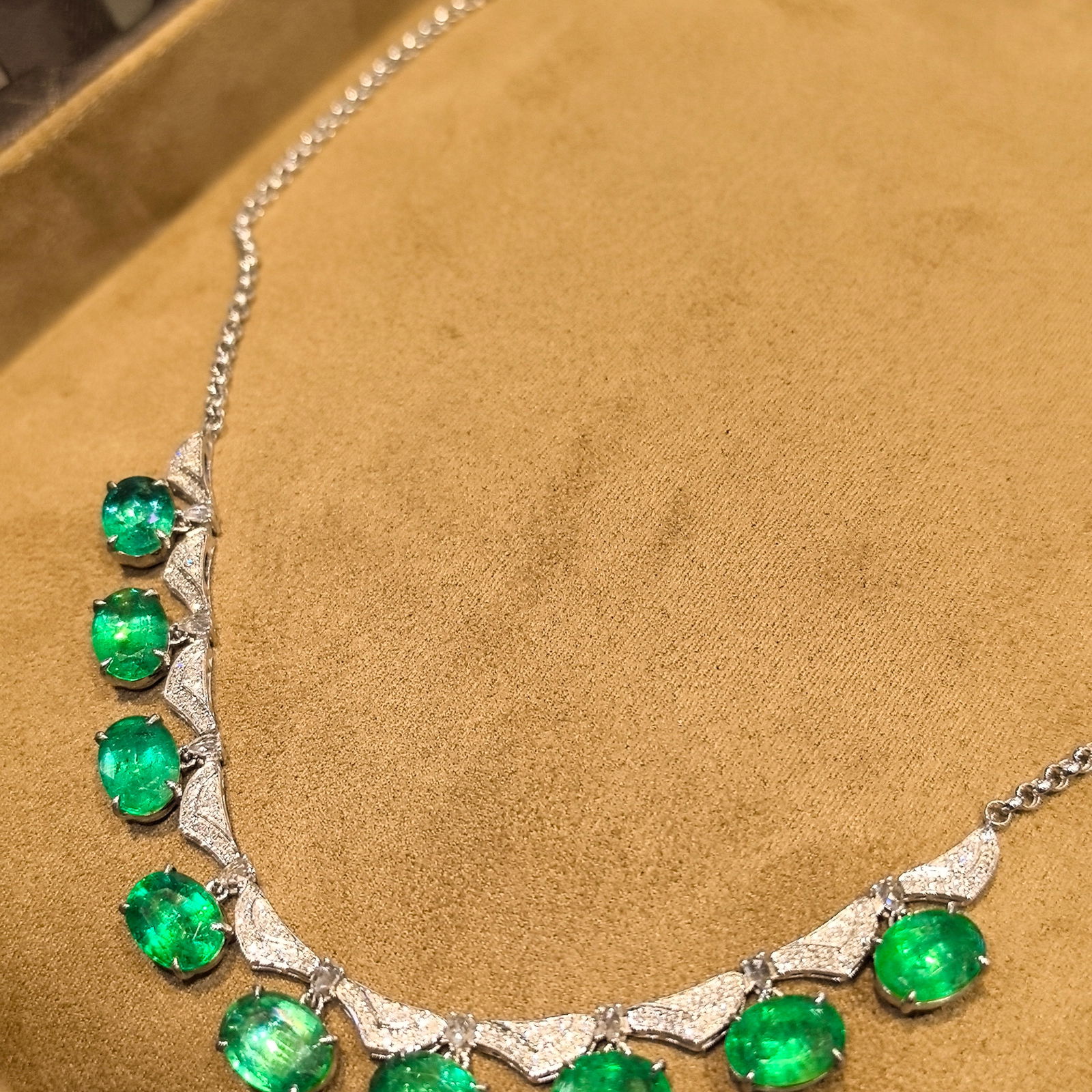 14k Gold 11.30 Ctw Vivid Green Natural Emerald & Diamond Necklace: Ref:231088260 // gold content:14k gold // main gemstone:emerald // shape:oval // carat weight:10. 5ct // color:vivid green // treatment:natural // // adjacent gemstone 2 : diamond // shape:round //