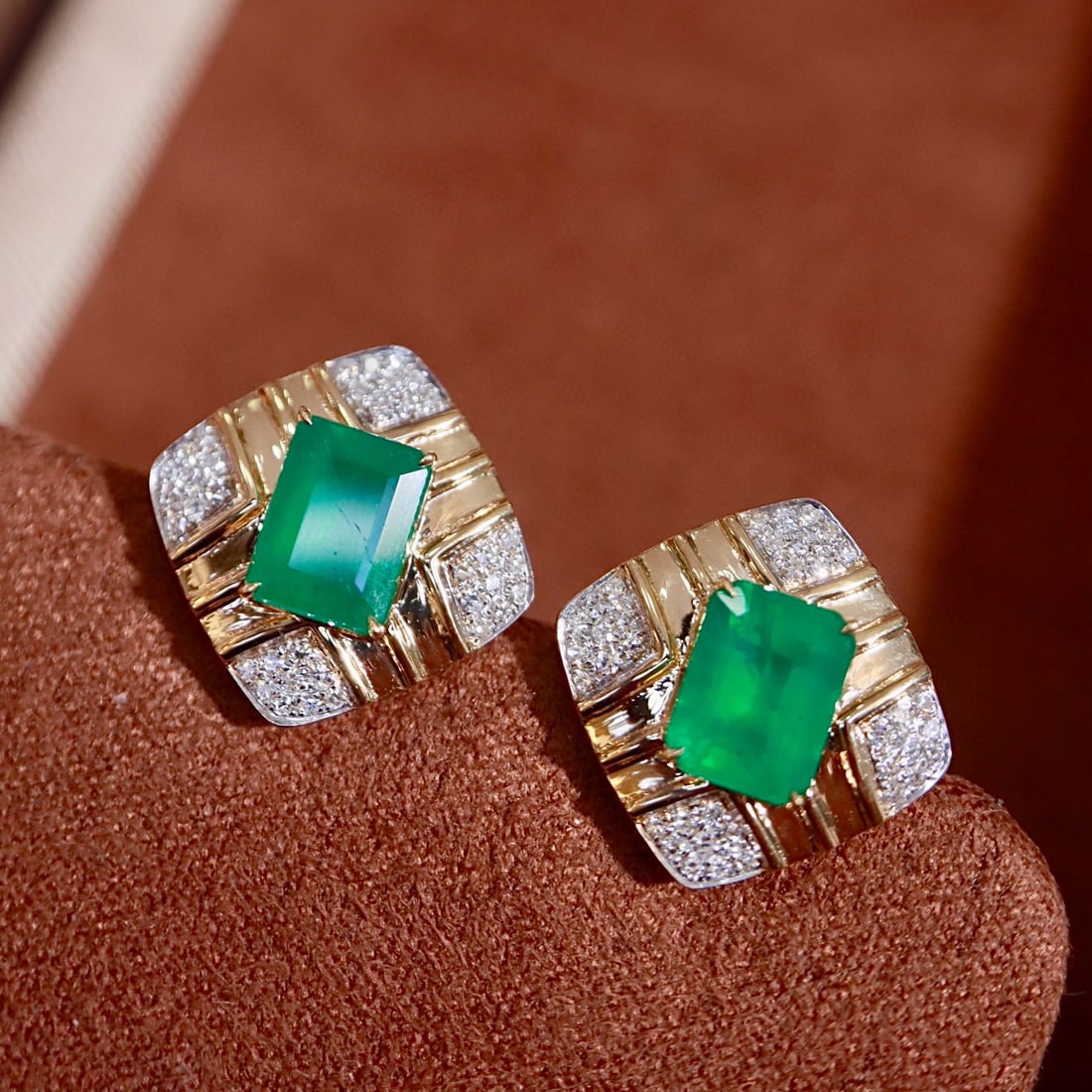 14k Gold 2.46 Ctw Vivid Green Natural Emerald & Diamond Earrings: Ref:231088264 // gold content:14k gold // main gemstone:emerald // shape:octagonal // carat weight:2. 28ct // color:vivid green // treatment:natural // // adjacent gemstone 2 : diamond // shape:round