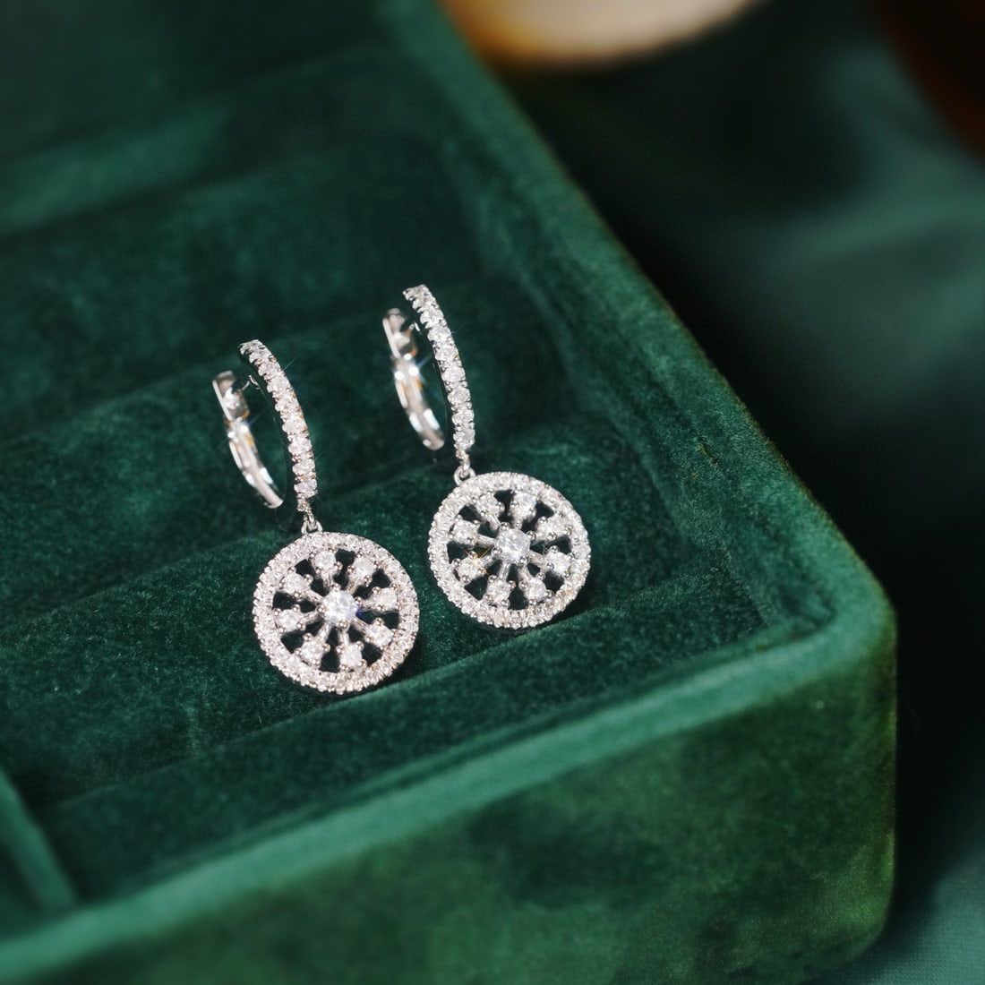 14k Gold 0.90 Ct Natural H Diamond Earrings: Ref:231088267 // gold content:14k gold // main gemstone:diamond // shape:round // carat weight:0. 90ct // clarity grade:vs-si // color:h // treatment:natural // cut grade:g // High Estimate: 4300 Con