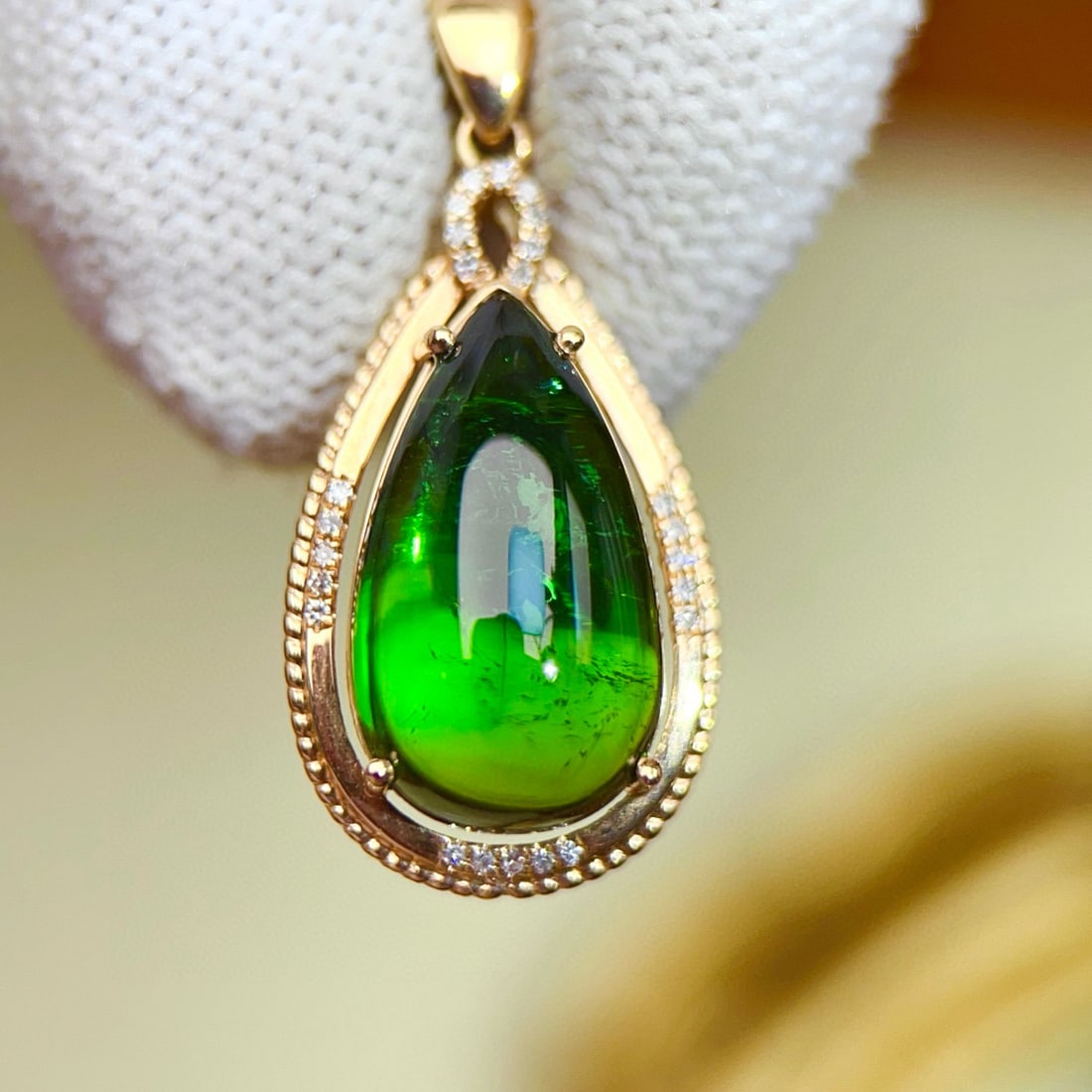 14k Gold 8.30 Ctw Natural Tourmaline & Diamond Pendant( Without Chain ): Ref:231088290 // gold content:14k gold // main gemstone:tourmaline // shape:pear // carat weight:8. 23ct // color:green // treatment:natural // // adjacent gemstone 2 : diamond // number of