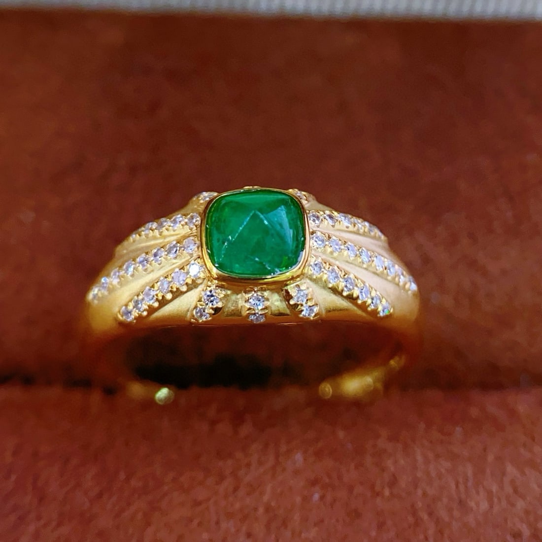 14k Gold 0.5 Ct Vivid Green Natural Emerald & Diamond Ring: Ref:231088308 // gold content:14k gold // ring size:7. 25us // // main gemstone:emerald // shape:sugar-loaf // carat weight:0. 5ct // color:vivid green // treatment:natural // // adjacent gemstone 2 :