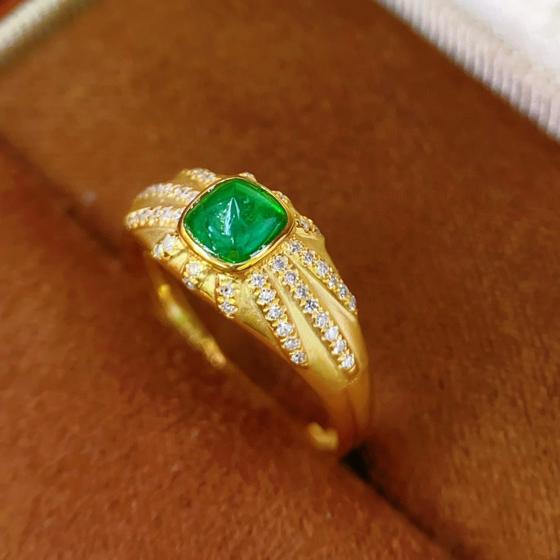14k Gold 0.5 Ct Vivid Green Natural Emerald & Diamond Ring - 4