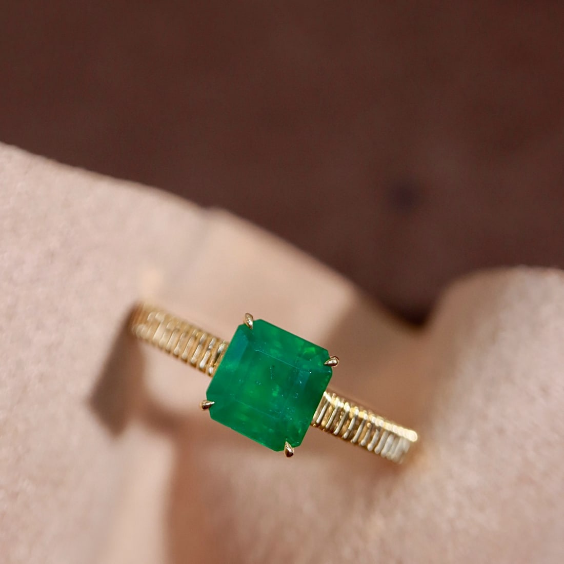 14k Gold 1.53 Ct Vivid Green Natural Emerald Ring (1 of 9)