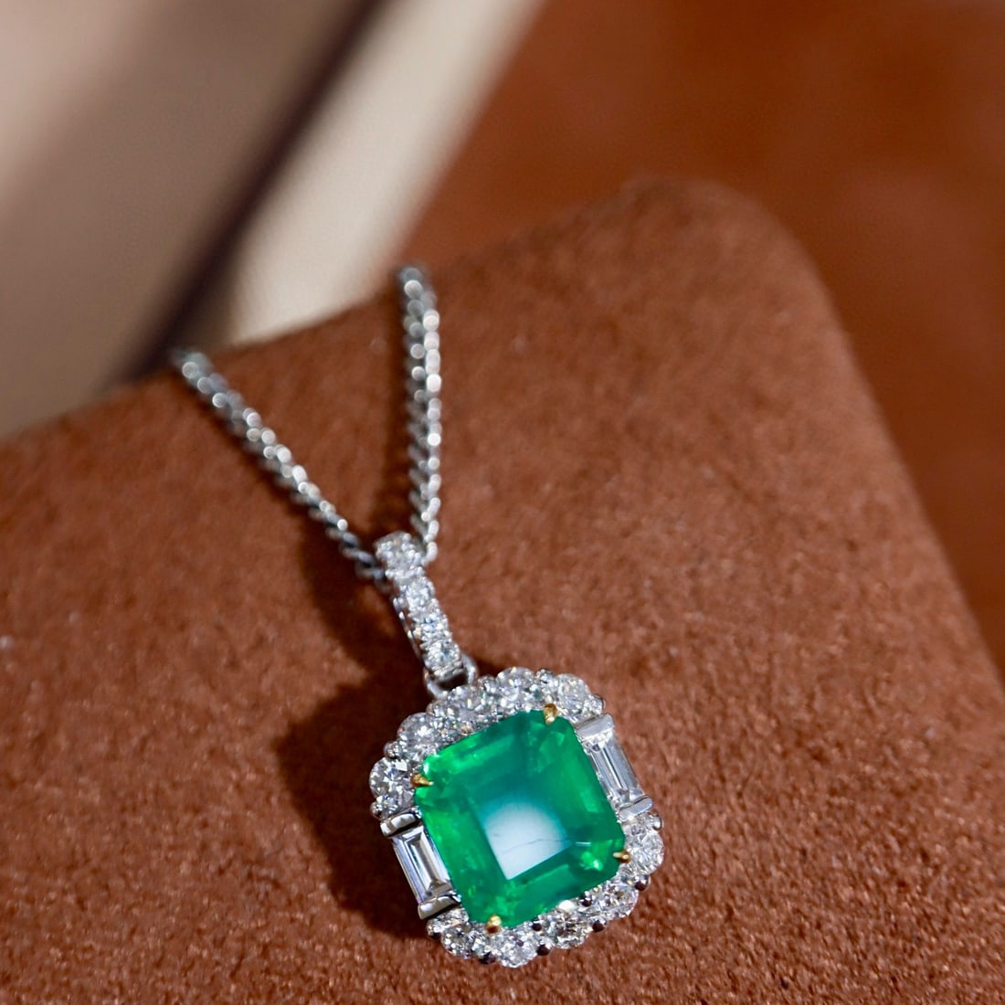 14k Gold 1.74 Ctw Vivid Green Natural Emerald & Diamond Pendant( Without Chain ): Ref:231088312 // gold content:14k gold // main gemstone:emerald // shape:octagonal // carat weight:1. 22ct // color:vivid green // treatment:natural // // adjacent gemstone 2 : diamond //