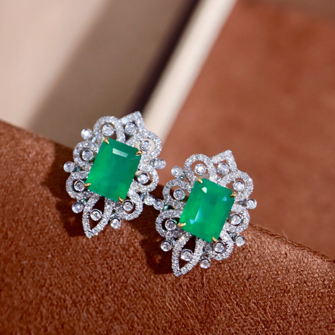14k Gold 2.45 Ctw Natural Emerald & Diamond Earrings: Ref:231088335 // gold content:14k gold // main gemstone:emerald // shape:octagonal // carat weight:2. 04ct // color:green // treatment:natural // // adjacent gemstone 2 : diamond // shape:round // car