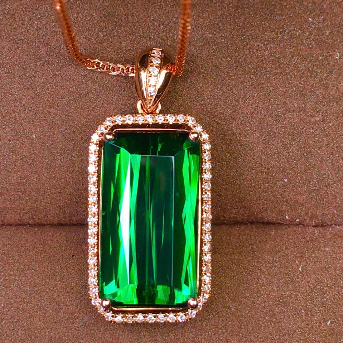 14k Gold 7.81 Ct Natural Tourmaline & Diamond Pendant( Without Chain ): Ref:231088355 // gold content:14k gold // main gemstone:tourmaline // shape:octagonal // carat weight:7. 81ct // color:green // treatment:natural // // adjacent gemstone 2 : diamond // shape:round