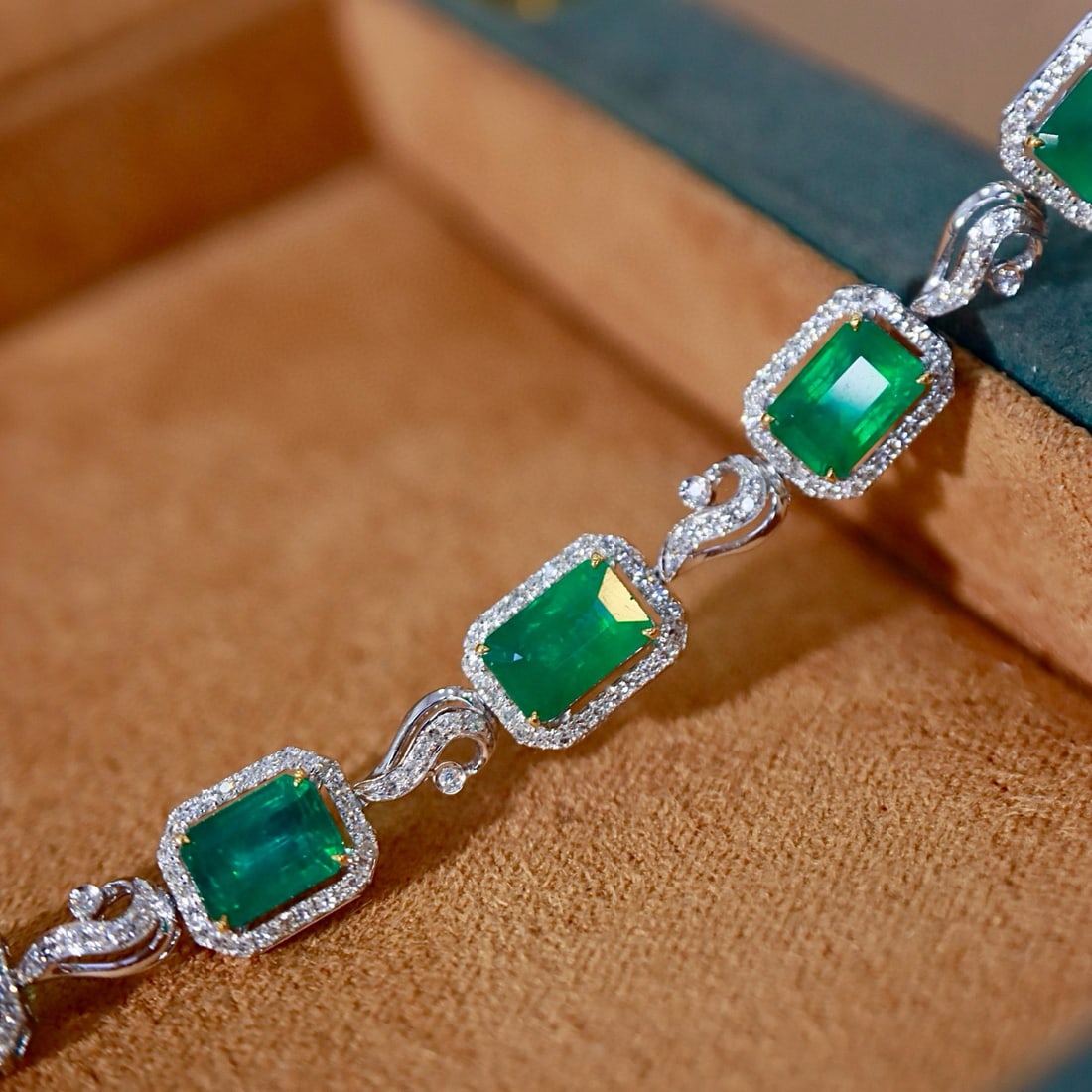 14k Gold 5.82 Ctw Vivid Green Natural Emerald & Diamond Bracelet - 4