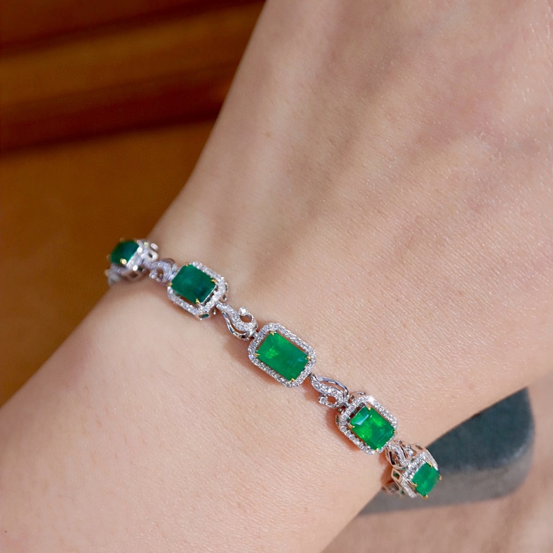 14k Gold 5.82 Ctw Vivid Green Natural Emerald & Diamond Bracelet - 8