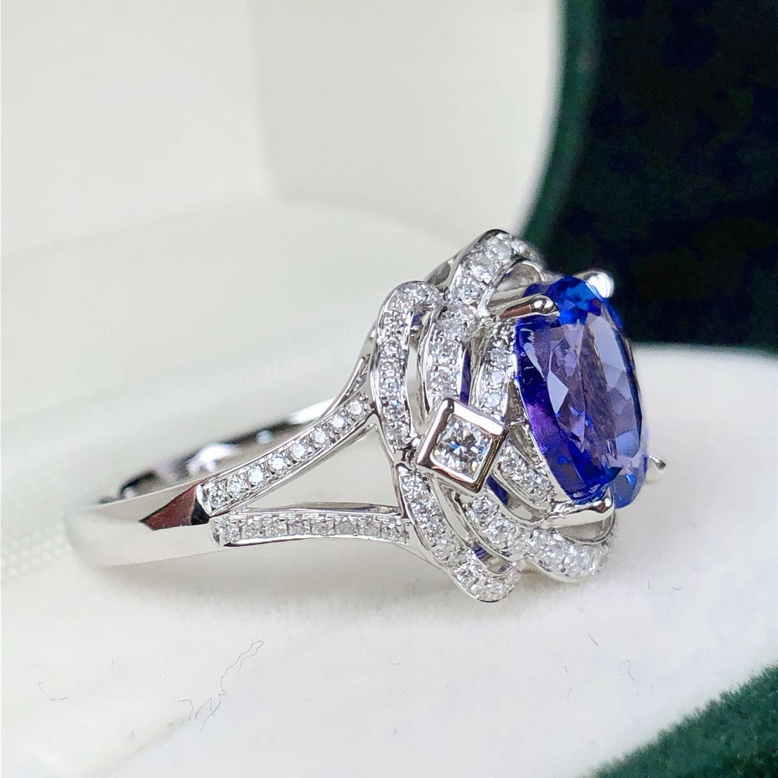 14k Gold 3.25 Ctw Natural Tanzanite & Diamond Ring - 2