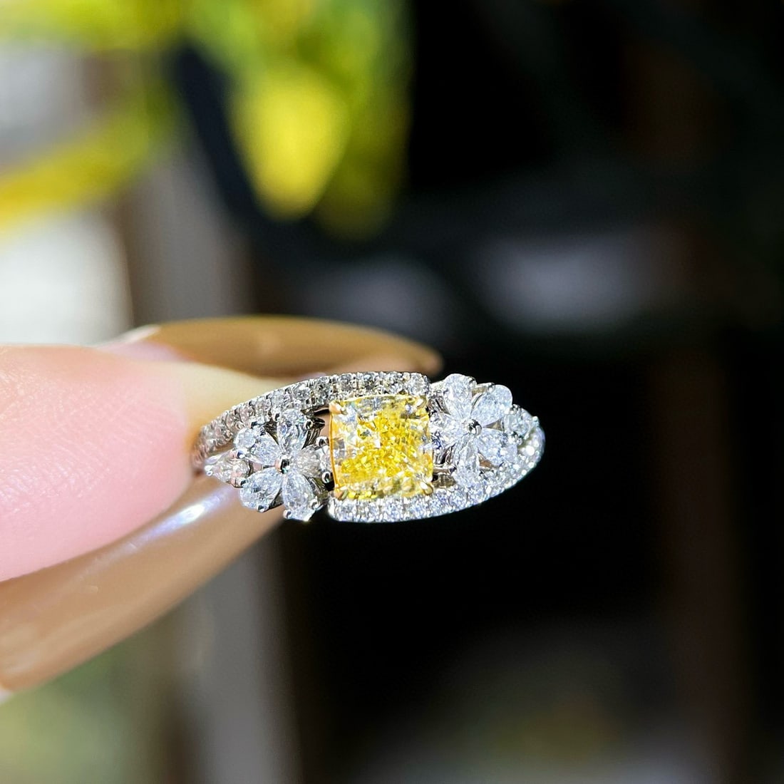 14k Gold 1.20 Ctw Natural Yellow Diamond & Diamond Ring: Ref:231088388 // gold content:14k gold // ring size:7. 25us // // main gemstone:yellow diamond // shape:cushion // carat weight:0. 7ct // color:yellow // treatment:natural // // adjacent gemstone 2 :