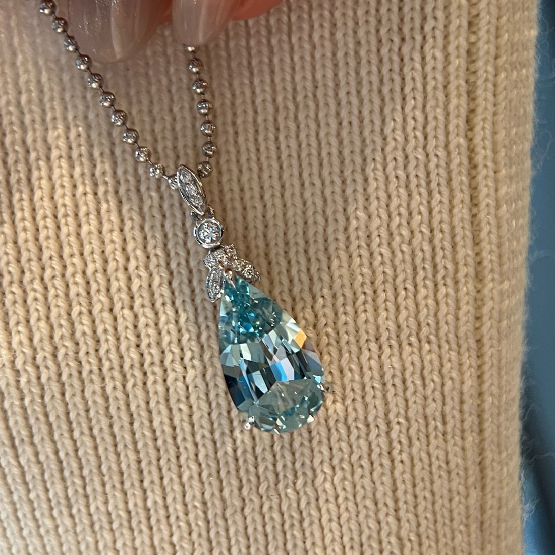 14k Gold 3.96 Ctw Natural Aquamarine & Diamond Pendant( Without Chain ): Ref:231088430 // gold content:14k gold // main gemstone:aquamarine // shape:pear // carat weight:3. 89ct // color:blue // treatment:natural // // adjacent gemstone 2 : diamond // shape:round //
