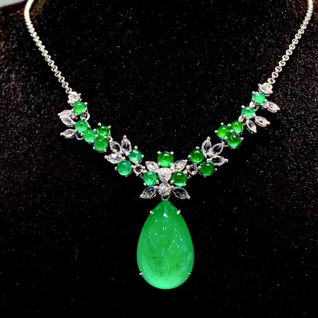 14k Gold 12.5 Ct Vivid Green Natural Emerald & Diamond Necklace - 4