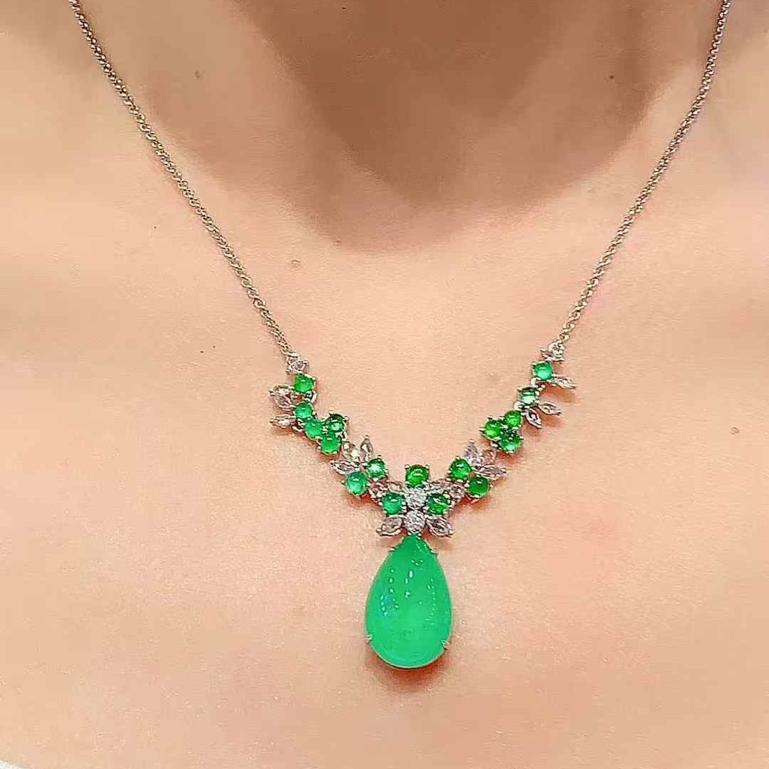 14k Gold 12.5 Ct Vivid Green Natural Emerald & Diamond Necklace - 6