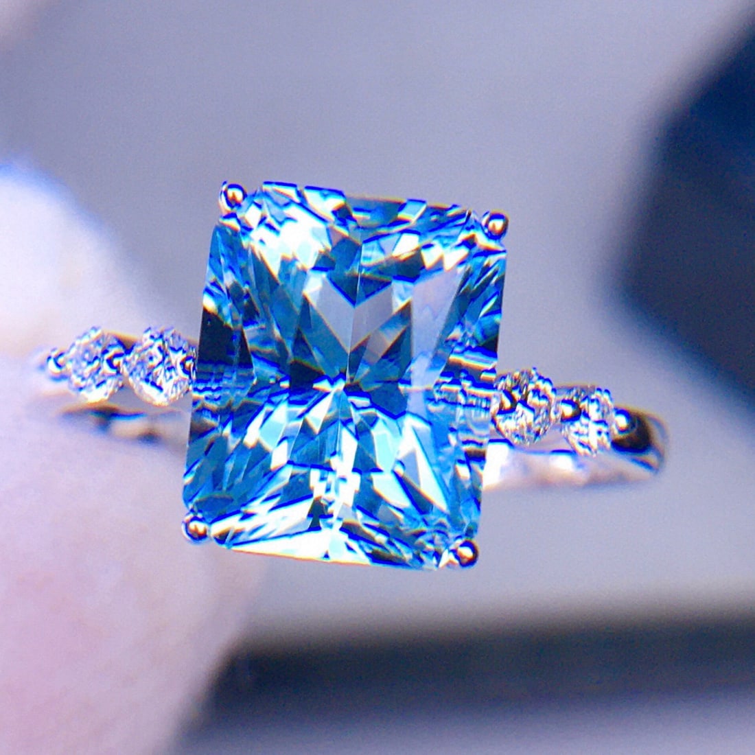 14k Gold 3.1 Ct Natural Aquamarine & Diamond Ring: Ref:231089013 // gold content:14k gold // ring size:7. 25us // // main gemstone:aquamarine // shape:octagonal // carat weight:3. 1ct // color:santa maria color // treatment:natural // // adjacent gems