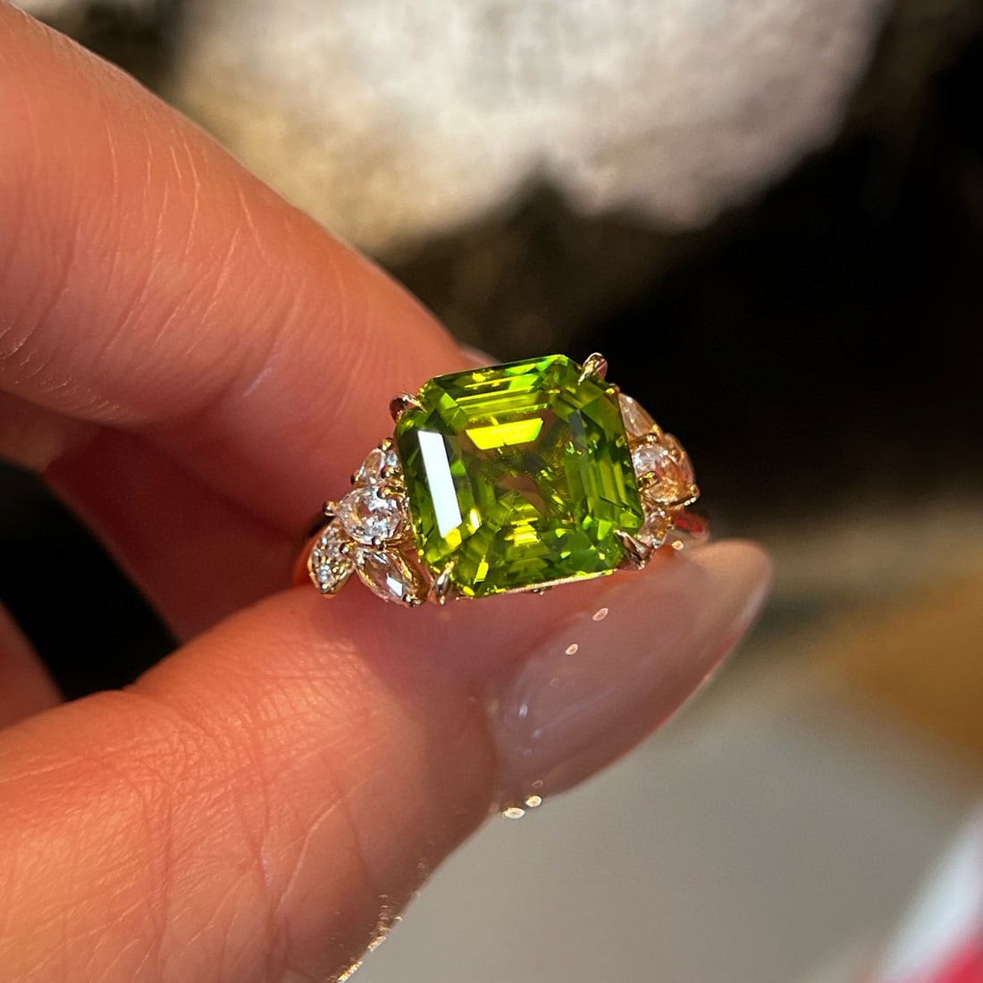 14k Gold 5.69 Ctw Natural Peridot & Diamond Ring: Ref:231089082 // gold content:14k gold // ring size:7. 25us // // main gemstone:peridot // shape:octagonal // carat weight:5. 66ct // color:green // treatment:natural // // adjacent gemstone 2 :