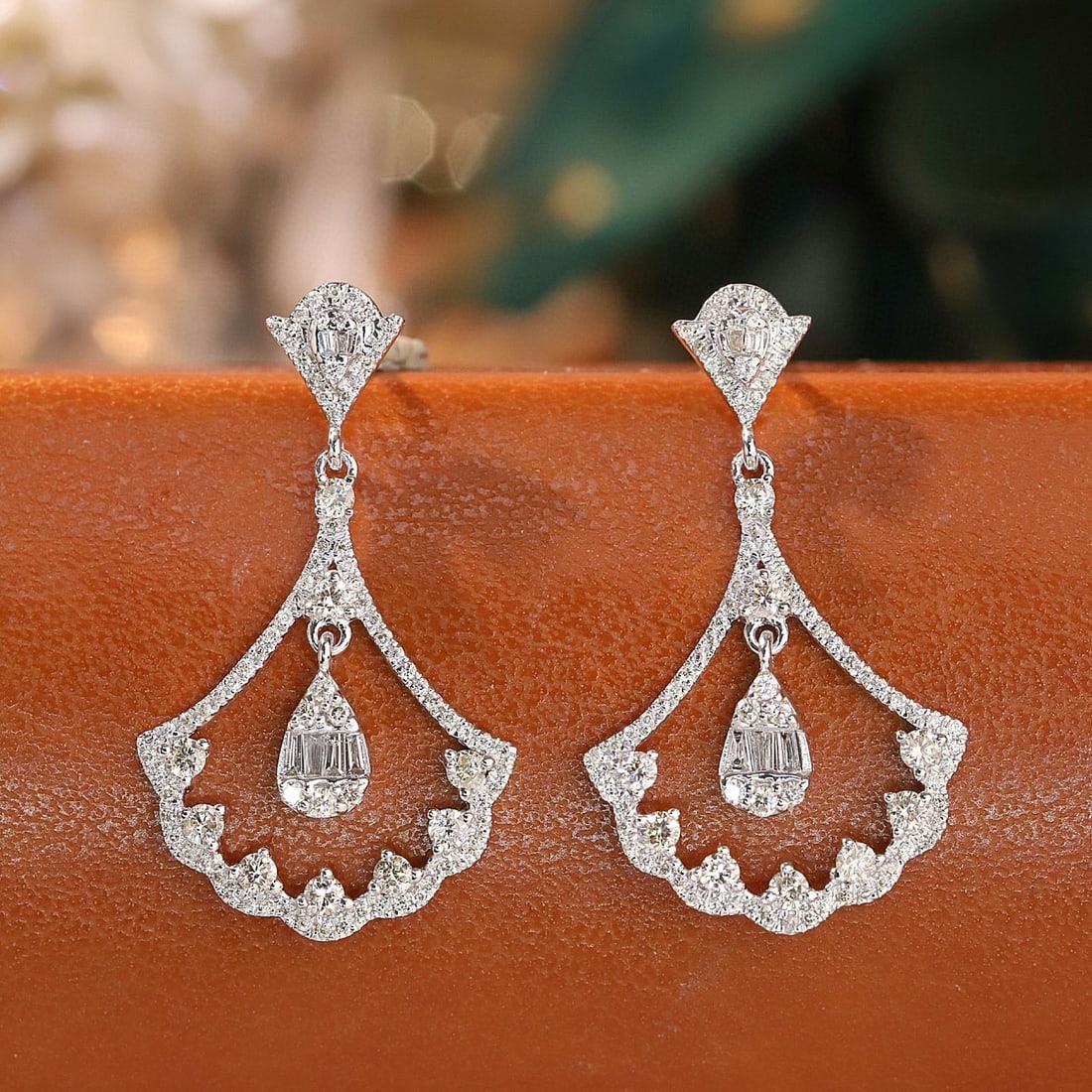 14k Gold 0.66 Ct Natural H Diamond Earrings: Ref:231089112 // gold content:14k gold // main gemstone:diamond // shape:multiple // carat weight:0. 66ct // clarity grade:vs-si // color:h // treatment:natural // Low Estimate: 2600High Estimate: