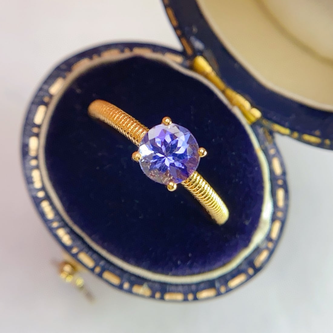 14k Gold 0.90 Ct Natural Tanzanite Ring - 2