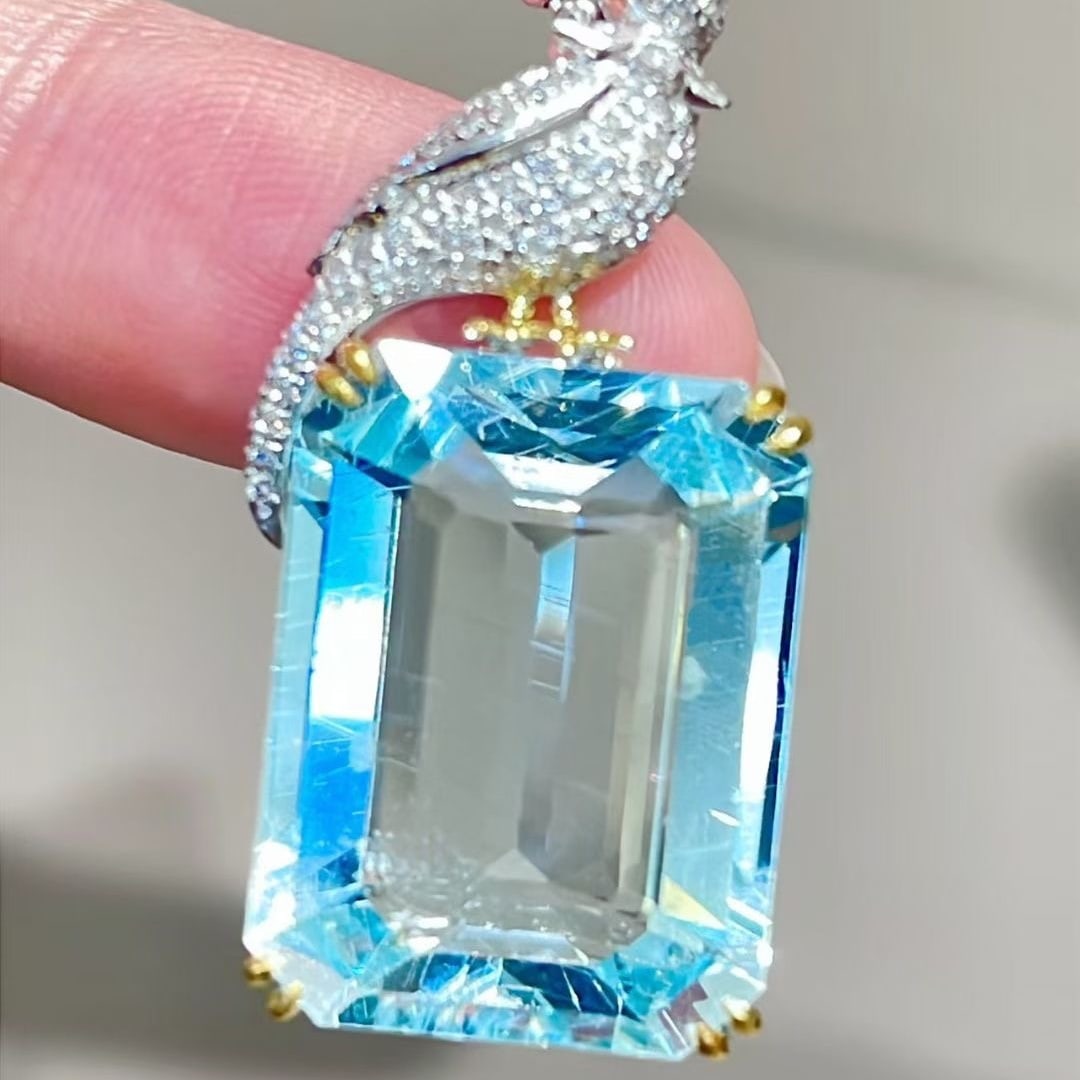 14k Gold 14 Ct Natural Aquamarine & Diamond Pendant( Without Chain ): Ref:231089244 // gold content:14k gold // main gemstone:aquamarine // shape:octagonal // carat weight:14ct // color:blue // treatment:natural // // adjacent gemstone 2 : diamond // shape:round //