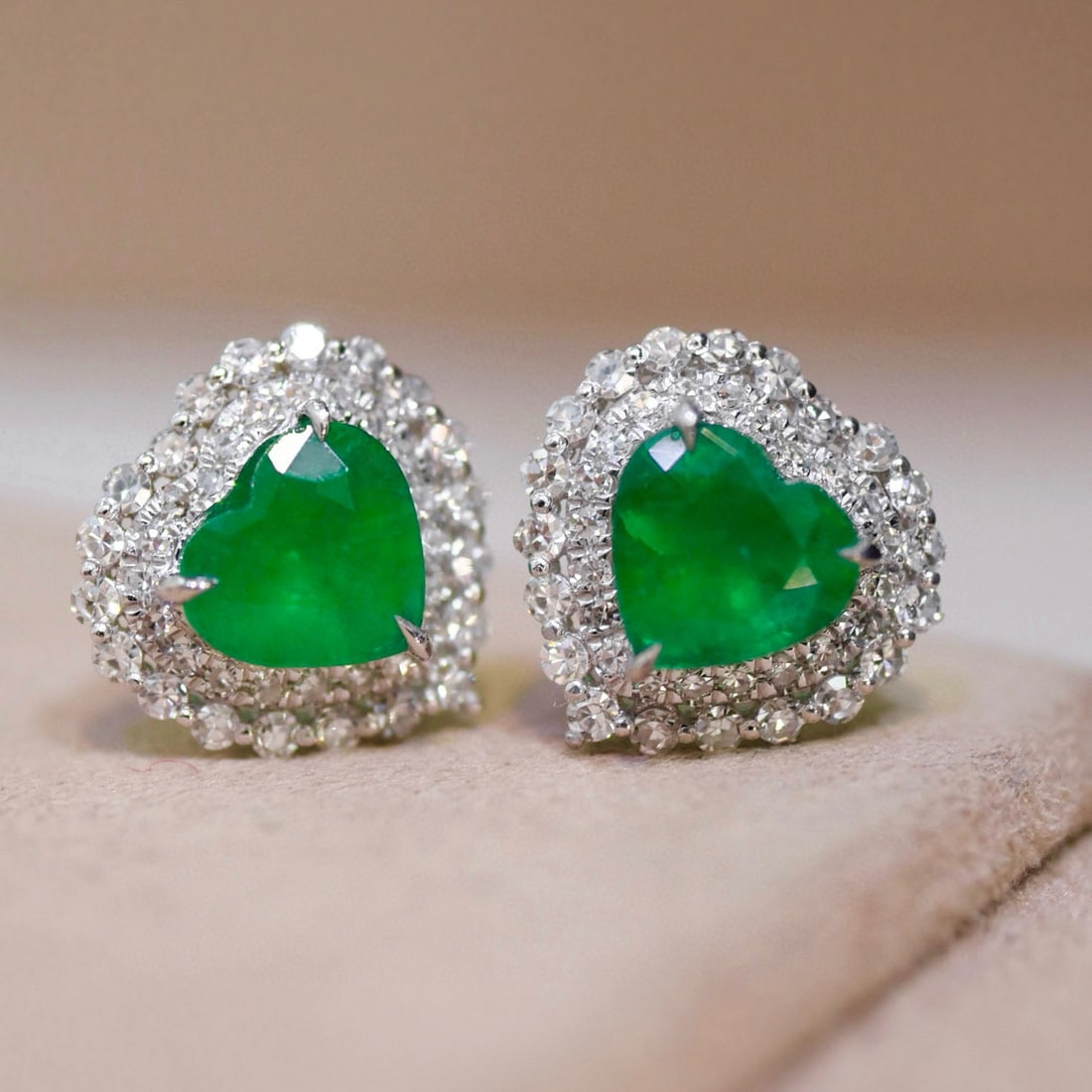 14k Gold 1.37 Ctw Vivid Green Natural Emerald & Diamond Earrings: Ref:231089258 // gold content:14k gold // main gemstone:emerald // shape:heart // carat weight:1. 01ct // color:vivid green // treatment:natural // // adjacent gemstone 2 : diamond // shape:round