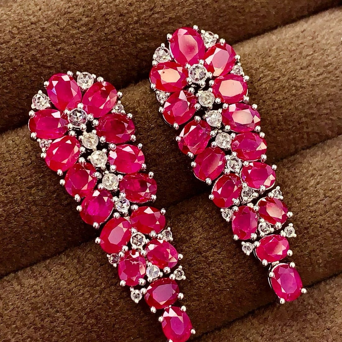 14k Gold 8.87 Ct Natural Ruby & Sapphire Earrings: Ref:231090012 // gold content:14k gold // main gemstone:ruby // shape:oval // carat weight:8. 87ct // color:red // treatment:natural // // adjacent gemstone 2 : sapphire // number of stones:30 //