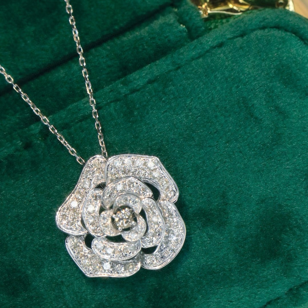 14k Gold 1 Ct Natural H Diamond & Flowers Necklace: Ref:231090038 // gold content:14k gold // main gemstone:diamond // shape:round // carat weight:1ct // clarity grade:vs-si // color:h // treatment:natural // cut grade:g // Condition: NewLow