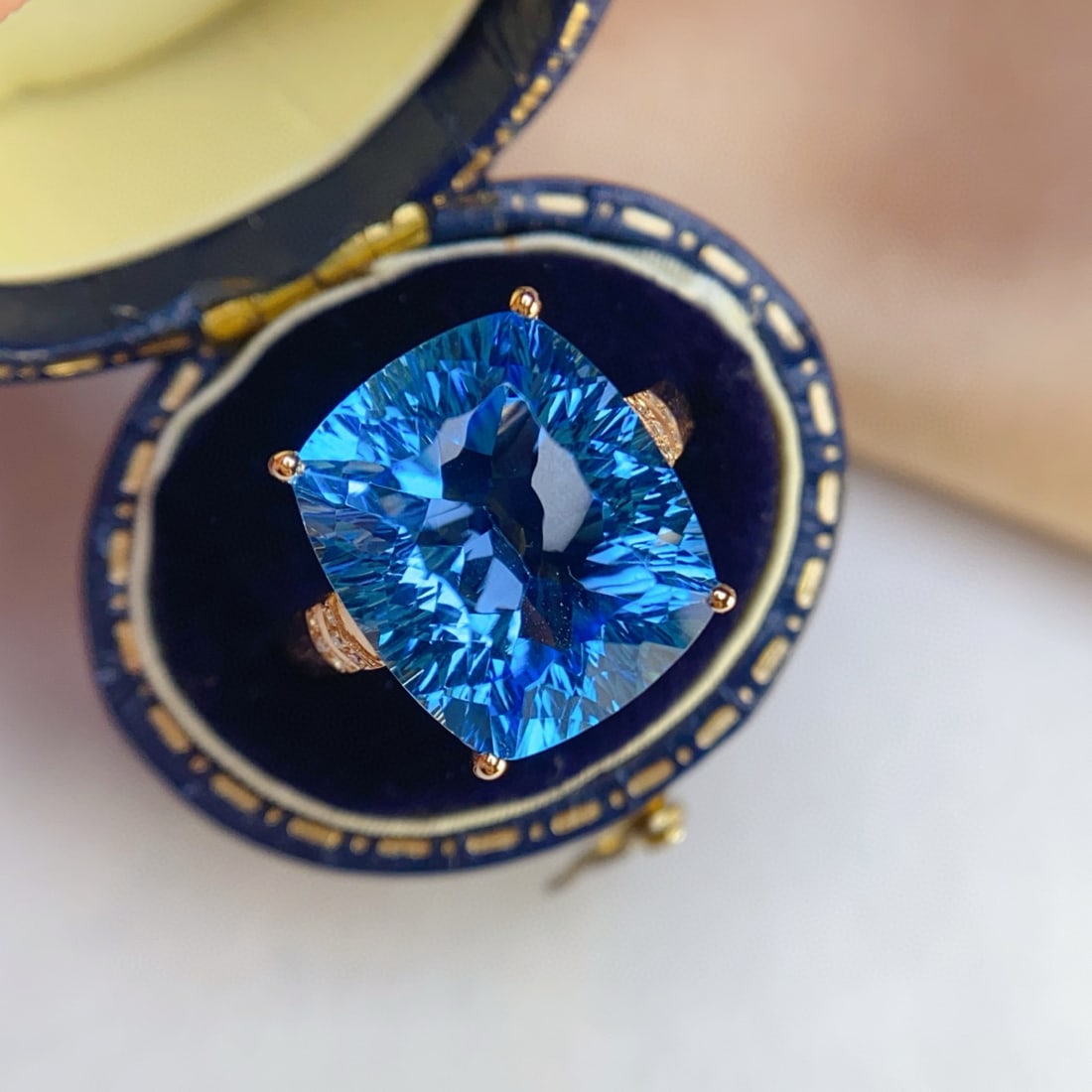 14k Gold 12.50 Ct Natural Topaz & Diamond Ring: Ref:231090039 // gold content:14k gold // ring size:7. 25us // // main gemstone:topaz // shape:cushion // carat weight:12. 50ct // color:blue // treatment:natural // // adjacent gemstone 2 : diamond /