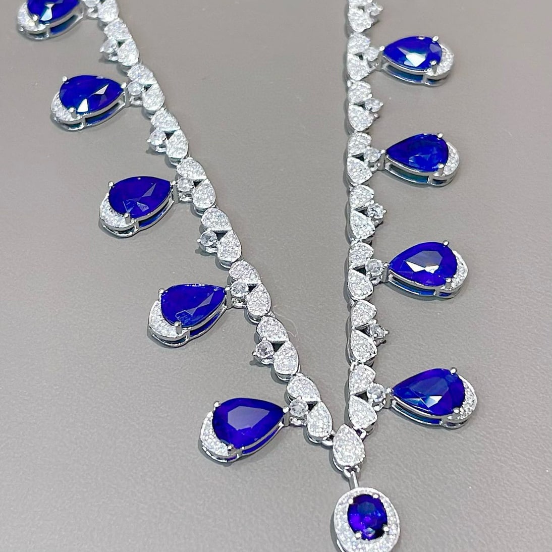 14k Gold 9.5 Ct Vivid Blue Natural Sapphire & Diamond Necklace - 2