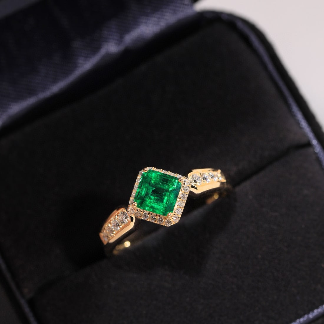 14k Gold 0.61 Ct Vivid Green Natural Emerald & Diamond Ring - 8