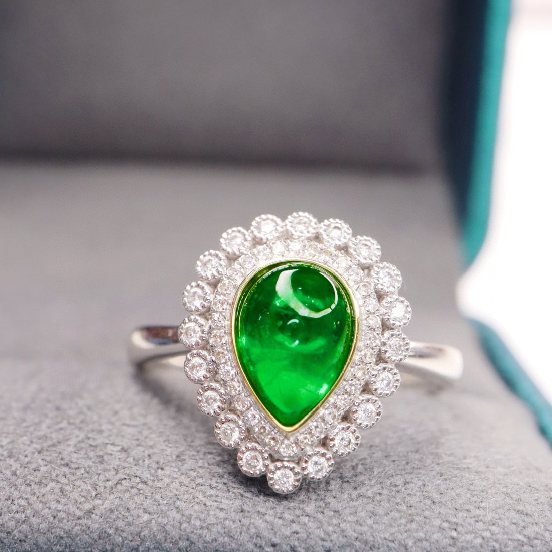 14k Gold 1.46 Ctw Vivid Green Natural Emerald & Diamond Ring: Ref:231090053 // gold content:14k gold // ring size:7. 25us // // main gemstone:emerald // shape:pear // carat weight:1. 26ct // color:vivid green // treatment:natural // // adjacent gemstone 2 :
