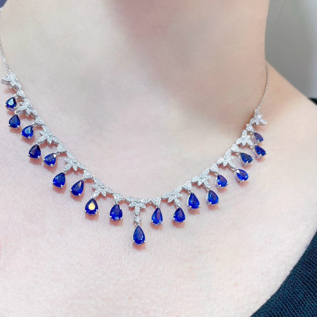 14k Gold 7 Ct Vivid Blue Natural Sapphire & Diamond Necklace - 3