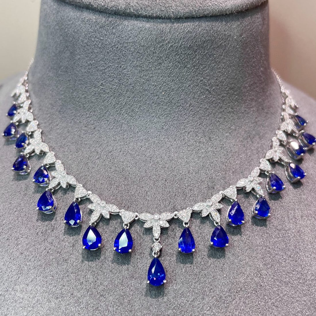 14k Gold 7 Ct Vivid Blue Natural Sapphire & Diamond Necklace - 4