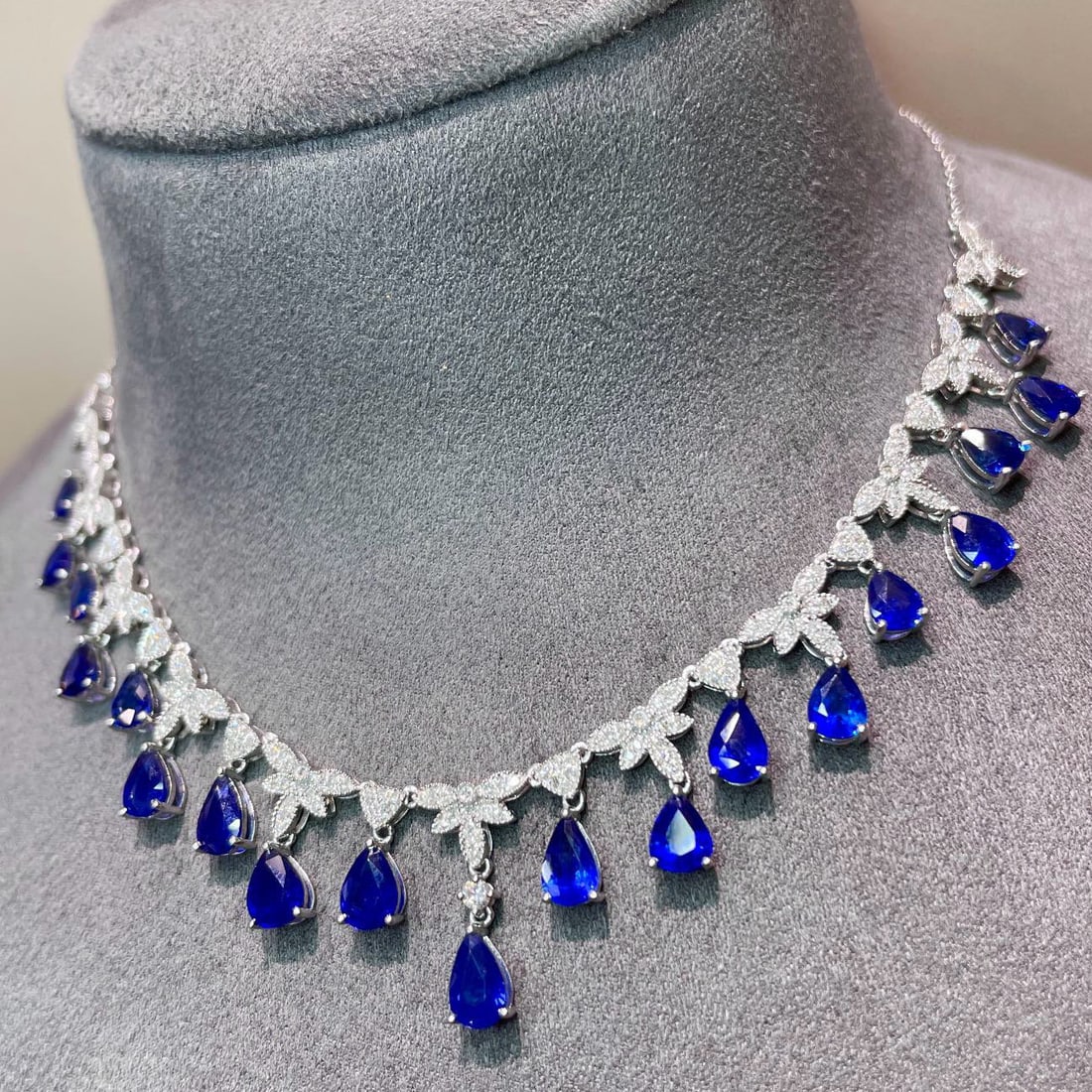 14k Gold 7 Ct Vivid Blue Natural Sapphire & Diamond Necklace - 5