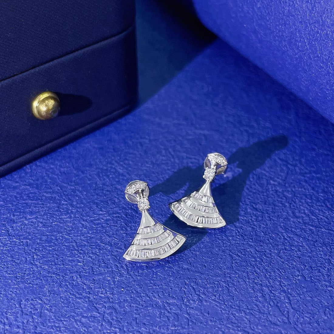 14k Gold 0.32 Ctw Natural H Diamond Earrings: Ref:231090092 // gold content:14k gold // main gemstone:diamond // shape:baguette // carat weight:0. 24ct // clarity grade:vs-si // color:h // treatment:natural // // adjacent gemstone 2 : diamond