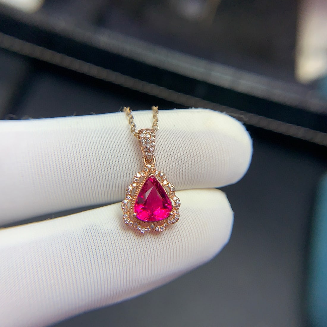 14k Gold 1.4 Ct Natural Tourmaline & Diamond Pendant( Without Chain ): Ref:231090097 // gold content:14k gold // main gemstone:tourmaline // shape:pear // carat weight:1. 4ct // color:red // treatment:natural // // adjacent gemstone 2 : diamond // shape:round //