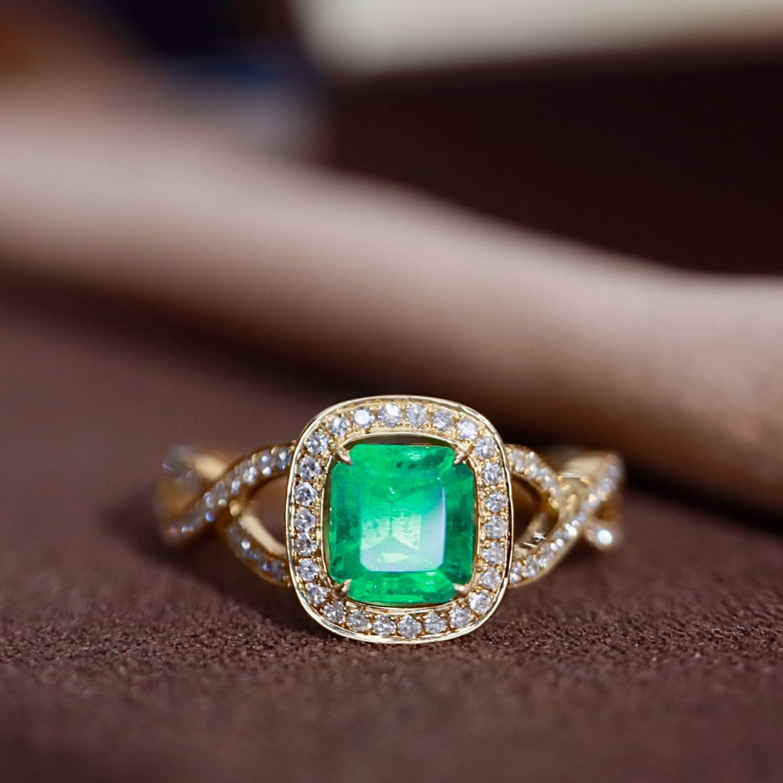 14k Gold 0.83 Ctw Vivid Green Natural Emerald & Diamond Ring: Ref:231090117 // gold content:14k gold // ring size:7. 25us // // main gemstone:emerald // shape:octagonal // carat weight:0. 68ct // color:vivid green // treatment:natural // // adjacent gemstone