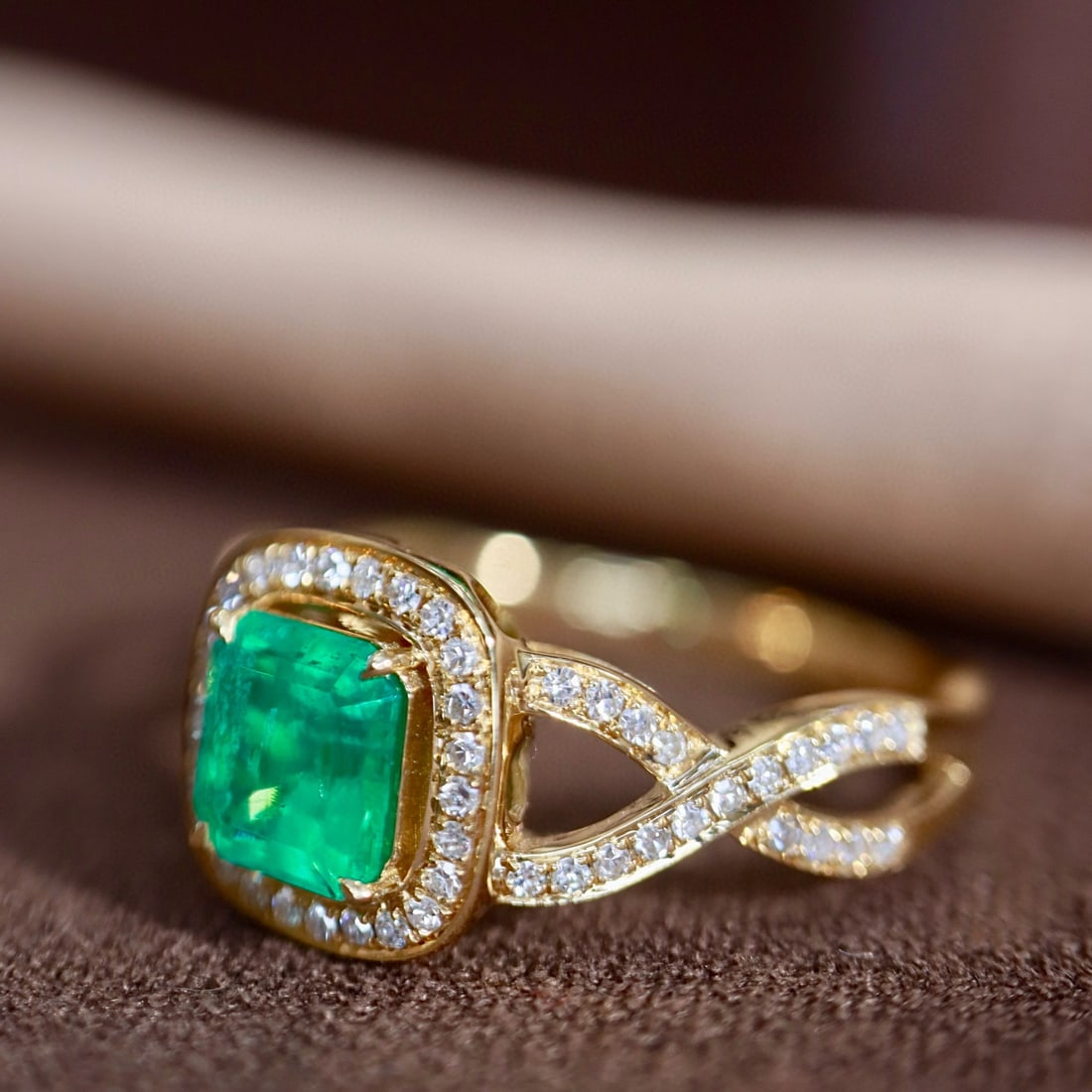 14k Gold 0.83 Ctw Vivid Green Natural Emerald & Diamond Ring - 3