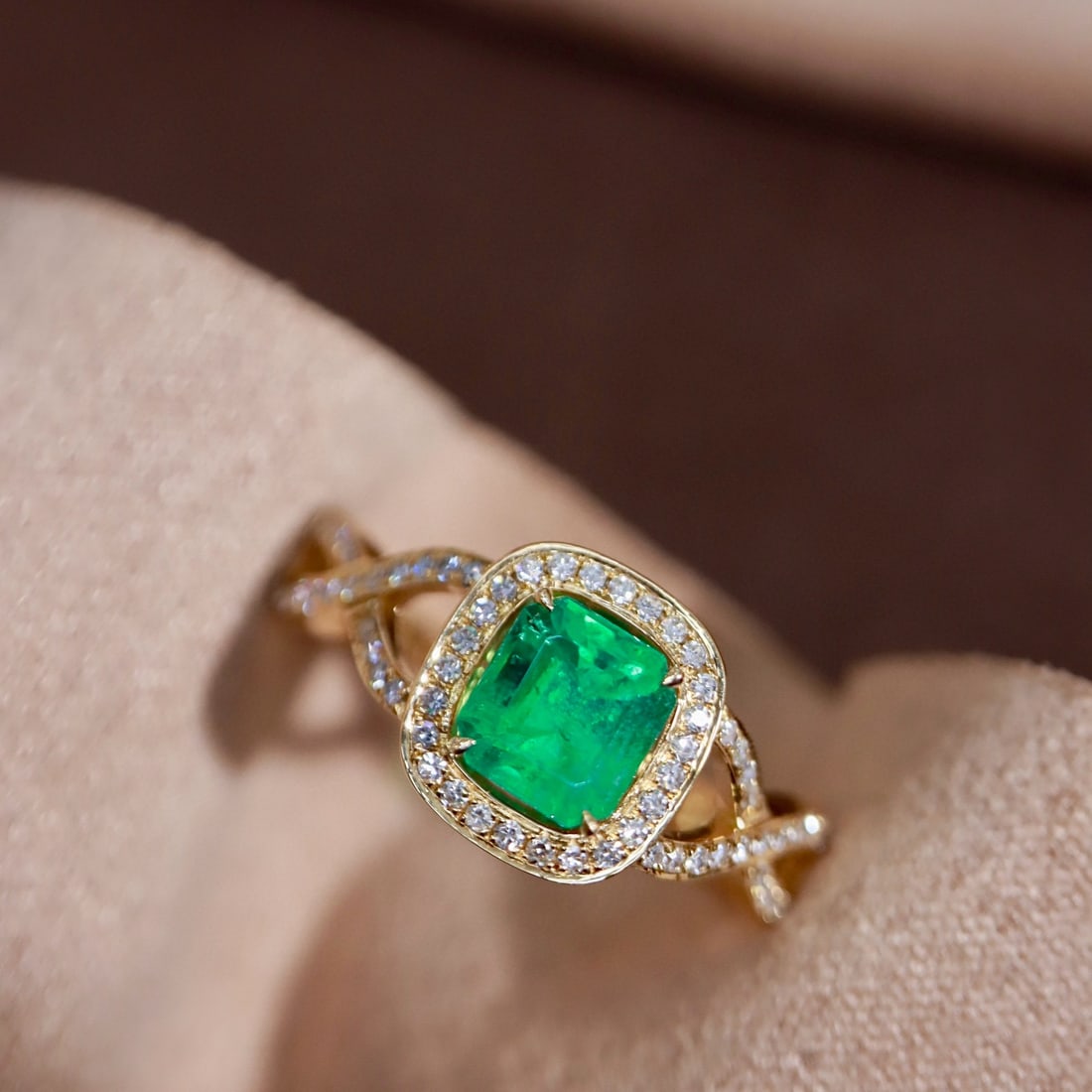 14k Gold 0.83 Ctw Vivid Green Natural Emerald & Diamond Ring - 6