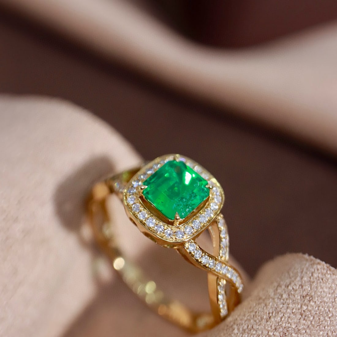 14k Gold 0.83 Ctw Vivid Green Natural Emerald & Diamond Ring - 7