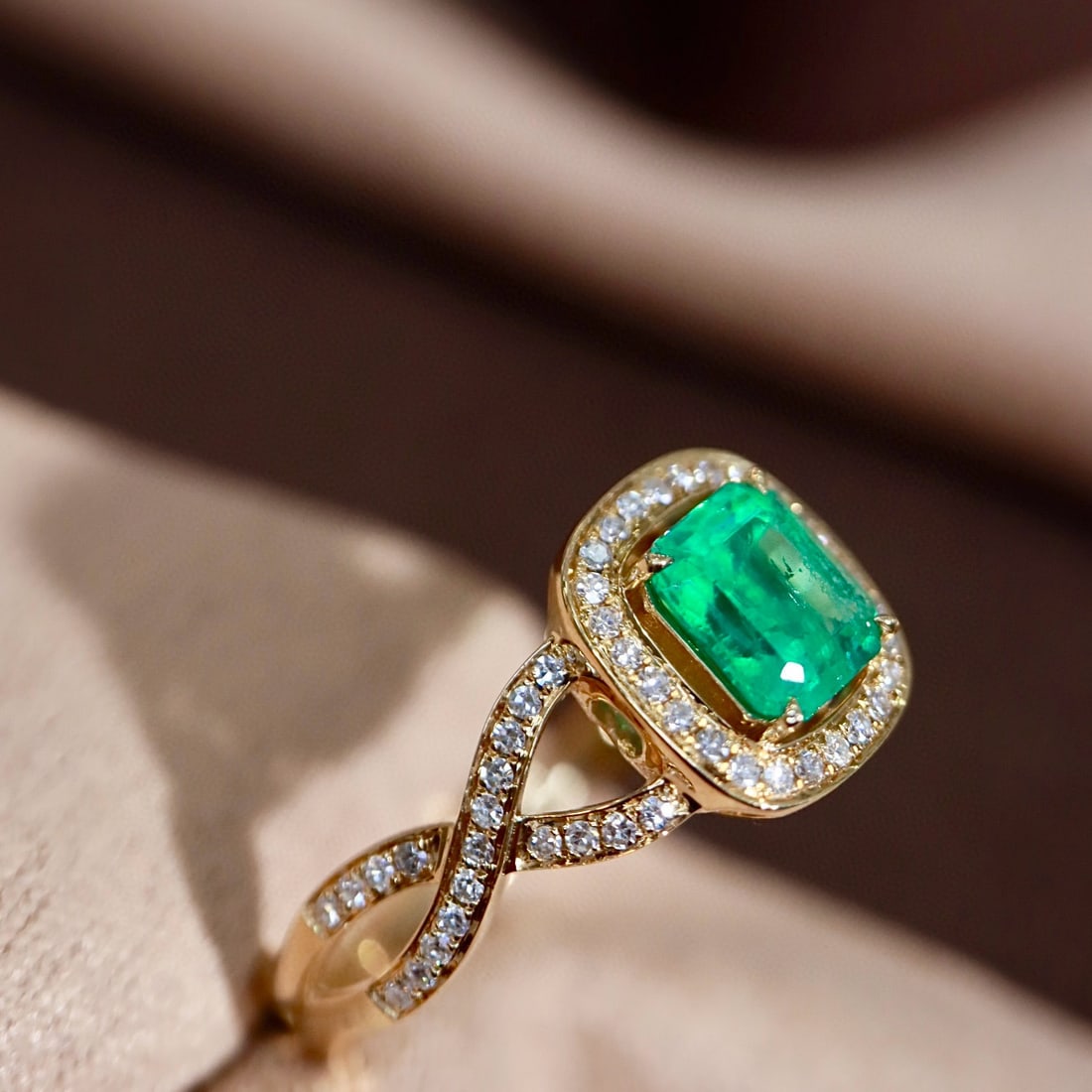 14k Gold 0.83 Ctw Vivid Green Natural Emerald & Diamond Ring - 8