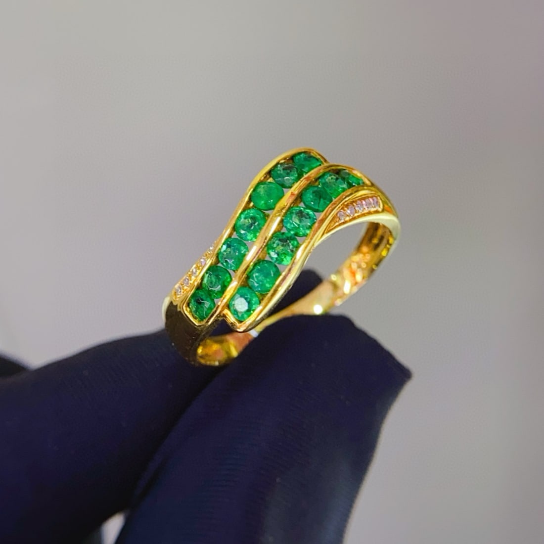 14k Gold 0.9 Ct Vivid Green Natural Emerald & Diamond Ring - 2