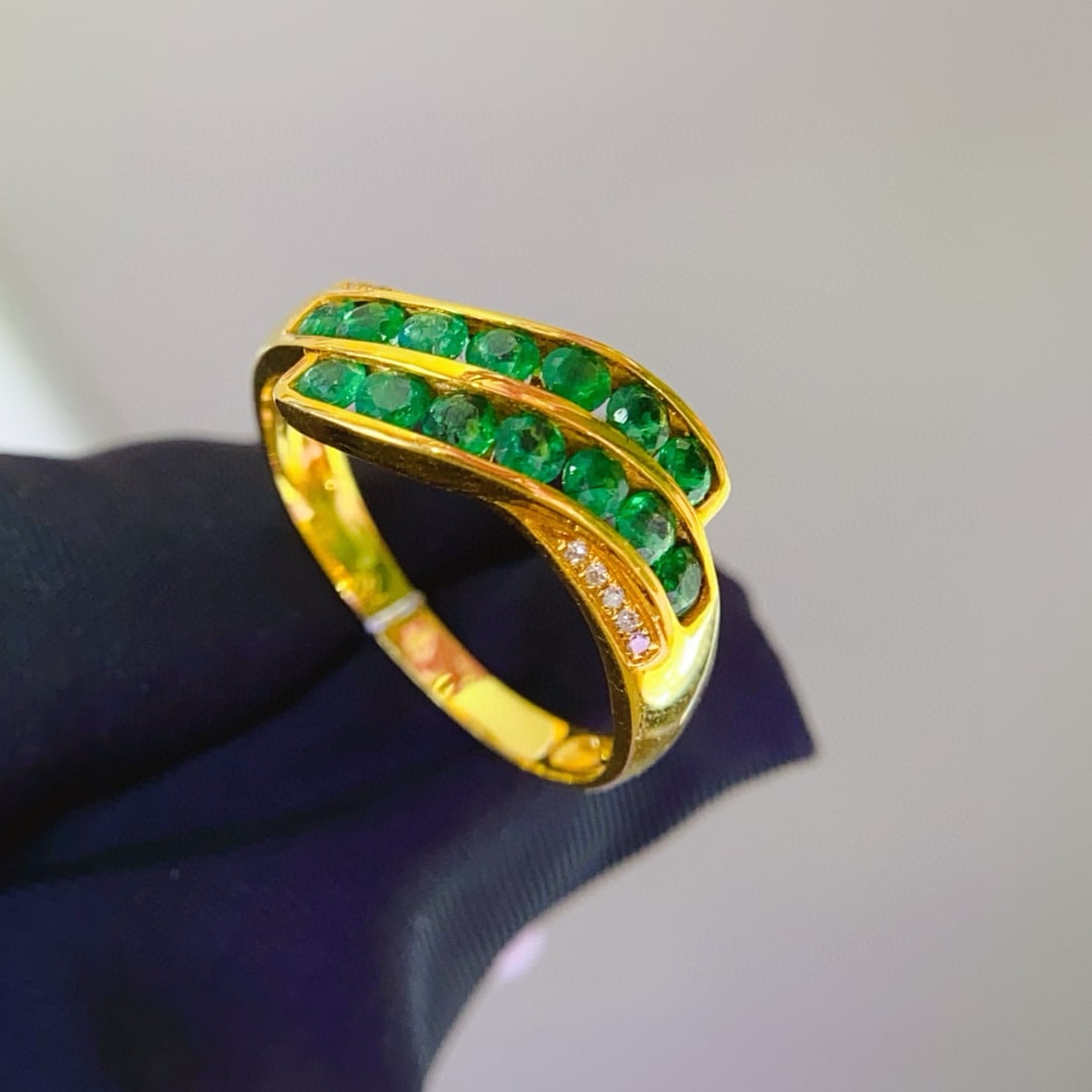 14k Gold 0.9 Ct Vivid Green Natural Emerald & Diamond Ring - 3