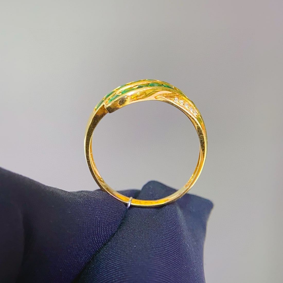 14k Gold 0.9 Ct Vivid Green Natural Emerald & Diamond Ring - 4