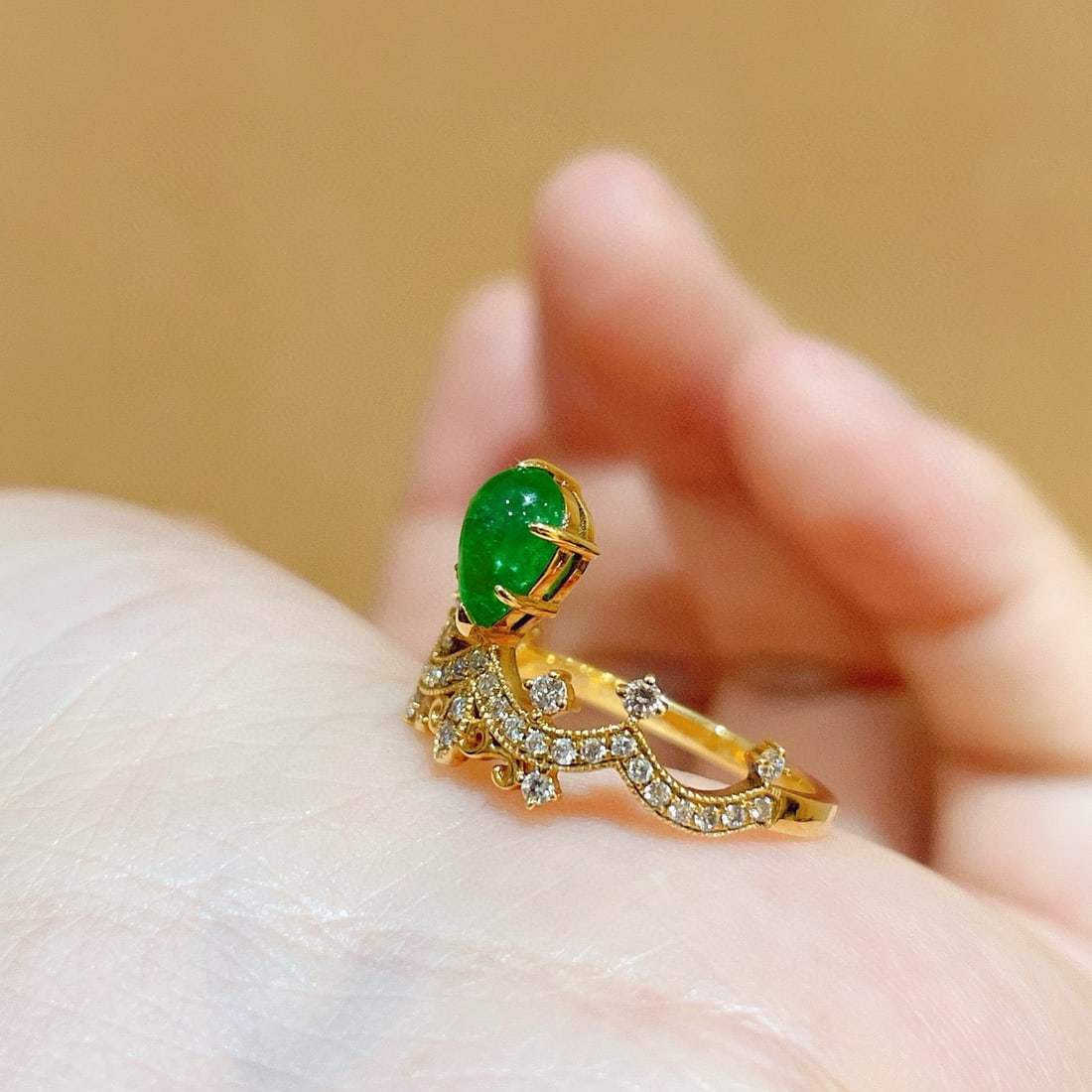 14k Gold 0.90 Ctw Vivid Green Natural Emerald & Diamond Ring - 4