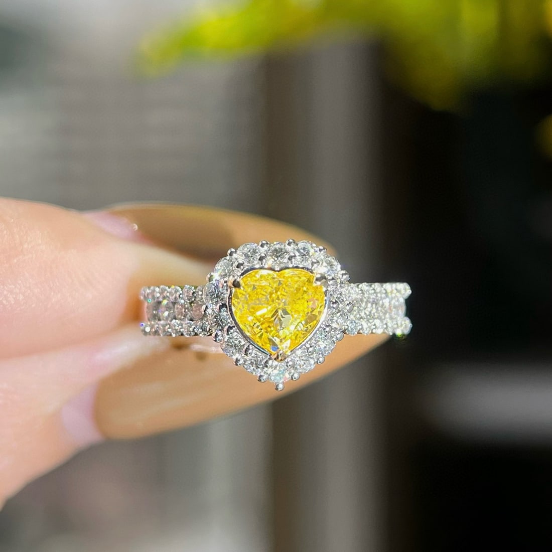 14k Gold 1.66 Ctw Natural Yellow Diamond & Diamond Ring: Ref:231090170 // gold content:14k gold // ring size:7. 25us // // main gemstone:yellow diamond // shape:heart // carat weight:1. 00ct // color:yellow // treatment:natural // // adjacent gemstone 2
