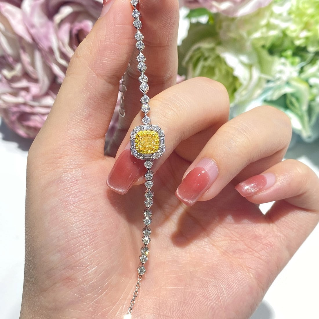 14k Gold 1.49 Ctw Natural Yellow Diamond & Diamond Bracelet: Ref:231090187 // gold content:14k gold // main gemstone:yellow diamond // shape:cushion // carat weight:0. 5ct // color:yellow // treatment:natural // // adjacent gemstone 2 : diamond // shape:multipl